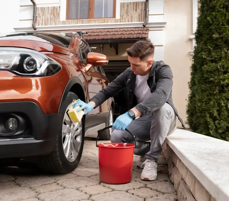 Lavage auto à domicile Saint-Didier-de-la-Tour : professionnel intervenant sur un véhicule